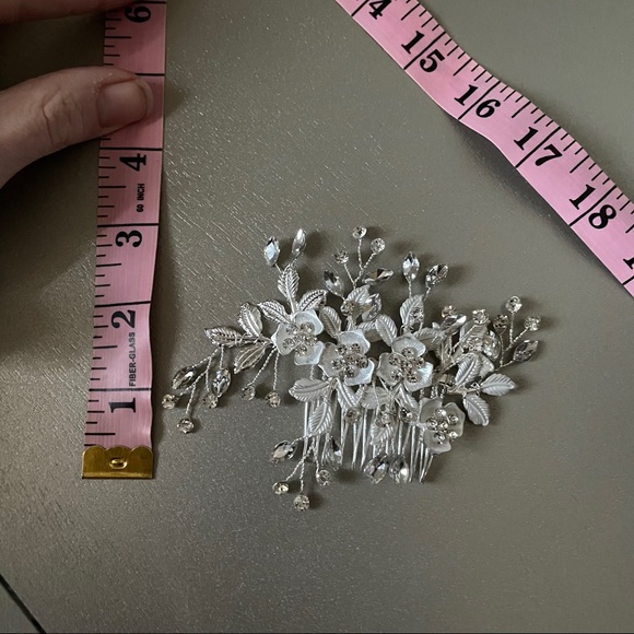 Silver flower and rhinestone bridal hair comb - Picture 3 of 3